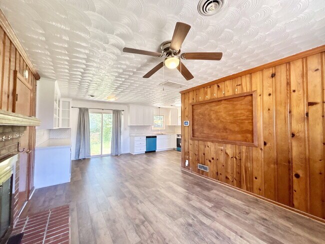 Building Photo - Gorgeous Updated Home in Virginia Beach!