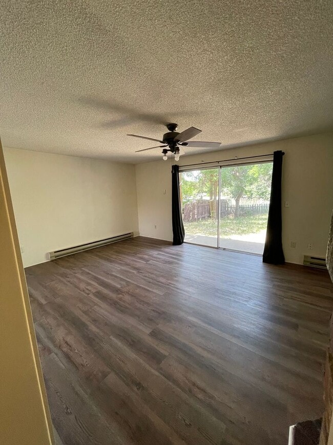 Building Photo - 3 Bed 1.5 Bath Townhouse