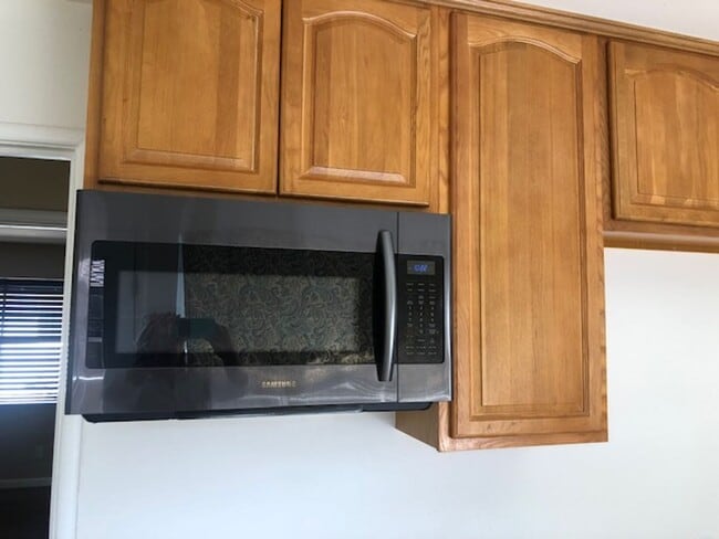 Building Photo - Charming 3 Bedroom Home in Quiet Tree-Line...