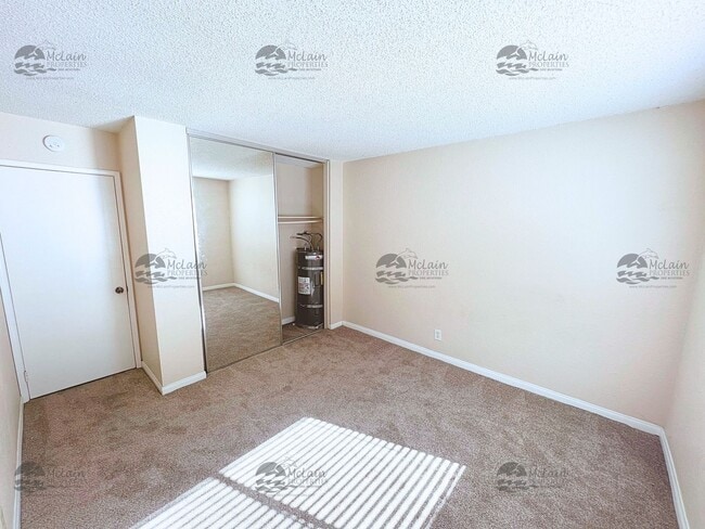 Building Photo - 3 Bed/2 Bath Two Story Townhome in Gated Community