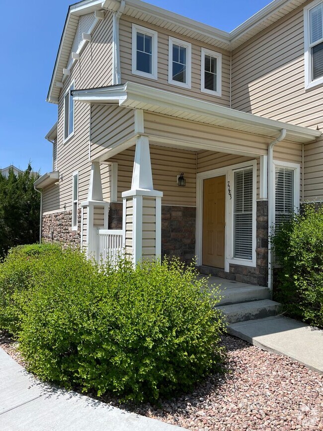 Building Photo - TWO STORY TOWNHOME WITH 2-CAR GARAGE IN FO...