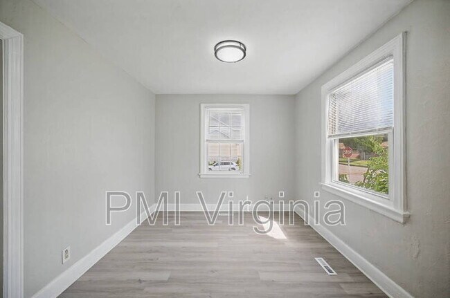 Building Photo - 3841 Chatham Cir