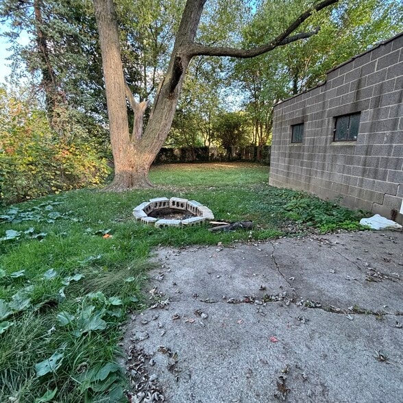 Building Photo - 411 S Hayford Ave