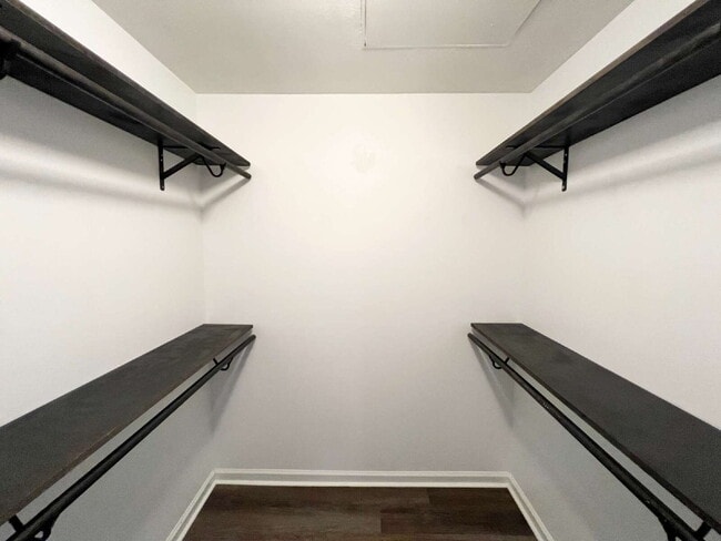 Building Photo - Freshly Updated Condo!