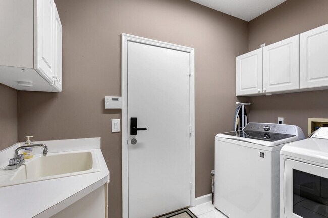 Building Photo - 8232 Heritage Club Dr