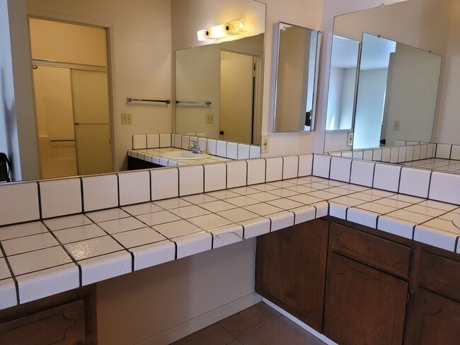 Building Photo - MON390