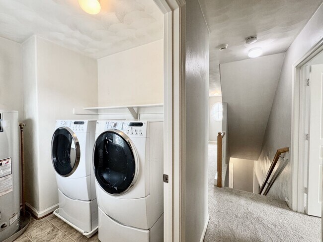 Building Photo - 5 Bedroom Ready NOW! Pet Friendly, Community Pool, Clubhouse, Fitness Center, Kayak Launch, Playg...