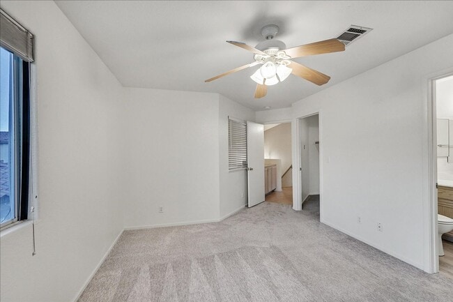 Building Photo - 2 Bedroom, 2 1/2 bath Townhome