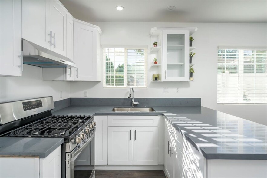 Kitchen/galley - 13521 Hamlin St