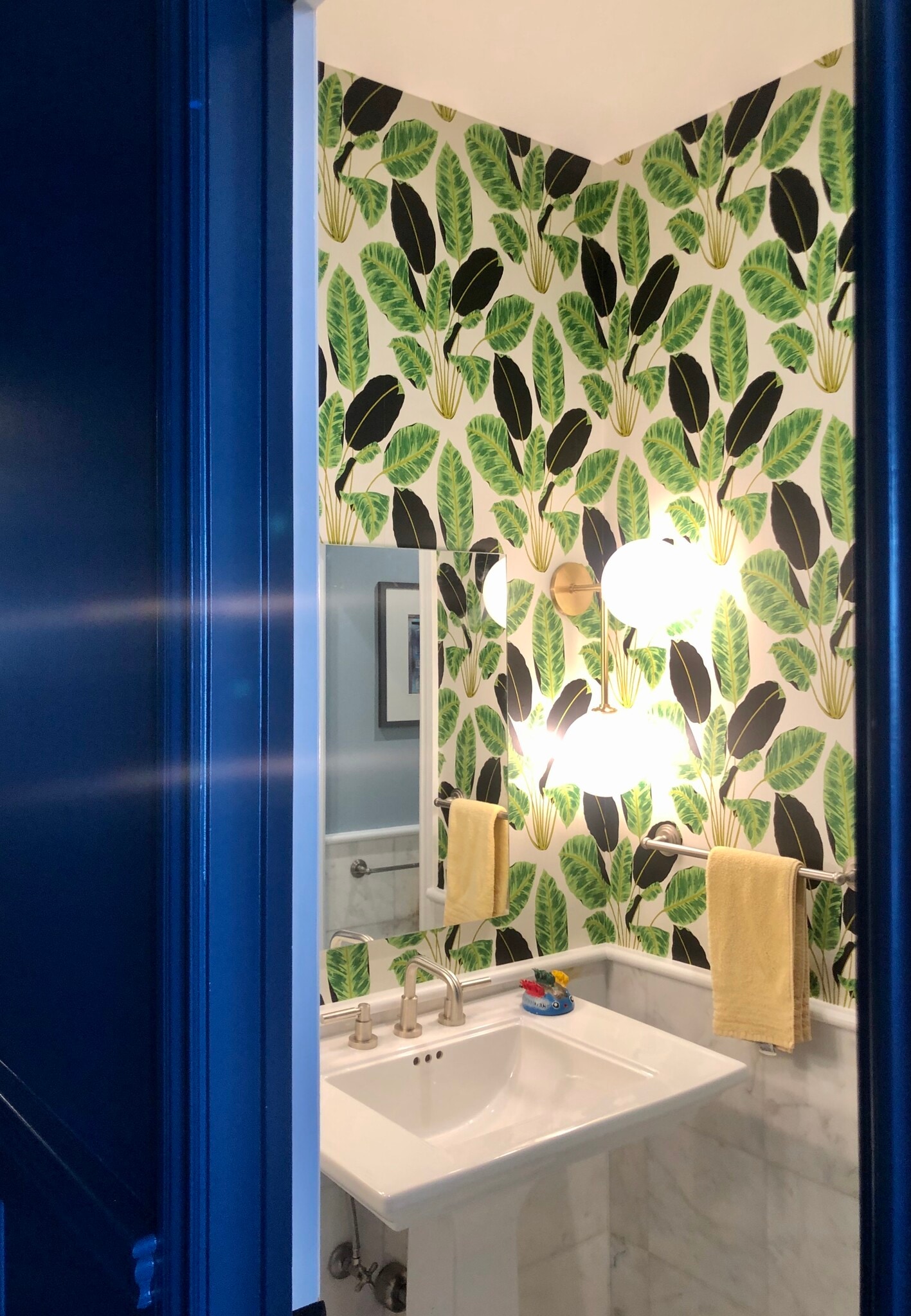 Guest bathroom- full bath and tub. - 836 N Point St