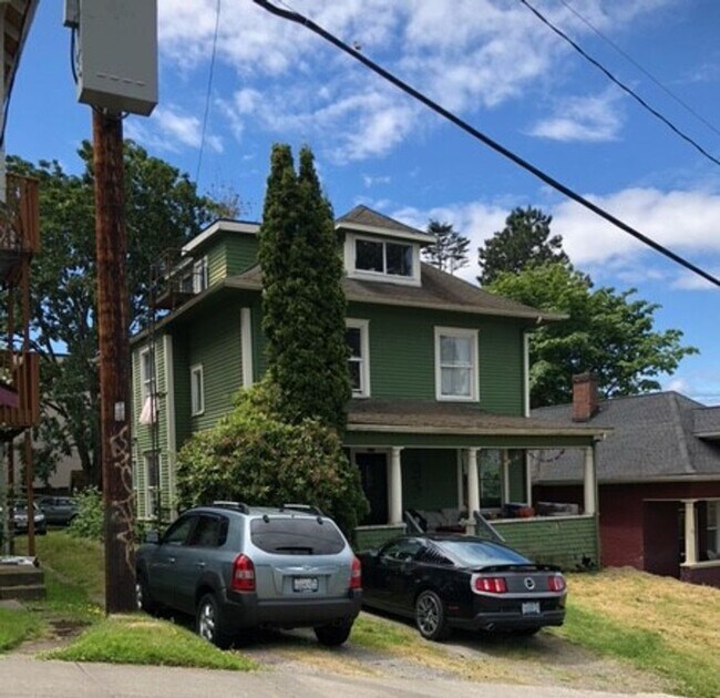 Building Photo - 7 Bedroom House - 1 block from WWU and Wal...