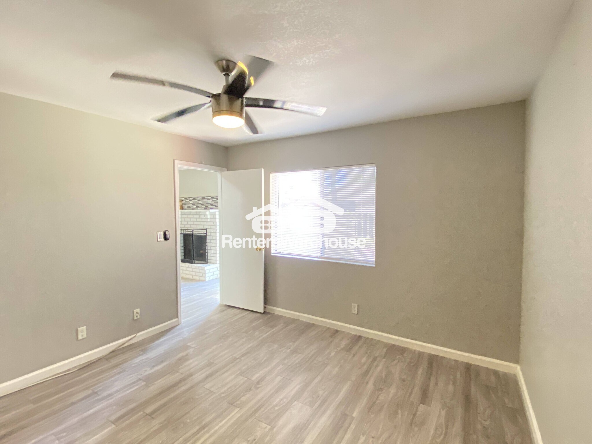 Building Photo - 633 W Southern Ave