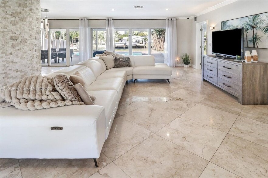 Building Photo - 2031 NE 14th Ct