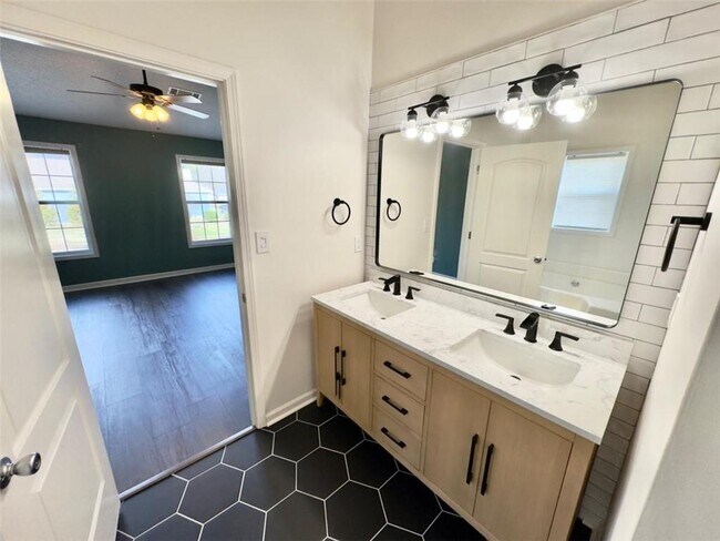 Building Photo - 705 Ridgeland Rd