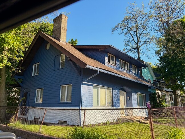 Building Photo - 1601 Holyrood Rd