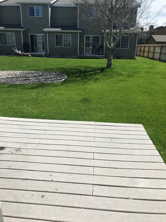 Building Photo - 2 Bedroom 1.5 Bathroom apartment Centrally located