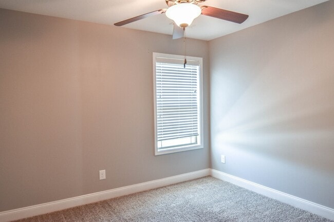 Building Photo - Dog Friendly Three Bedroom in Rossview!