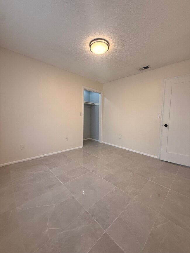 Primary Photo - 7210 Manhattan Dr