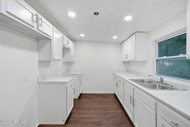 Building Photo - 920 George Cir