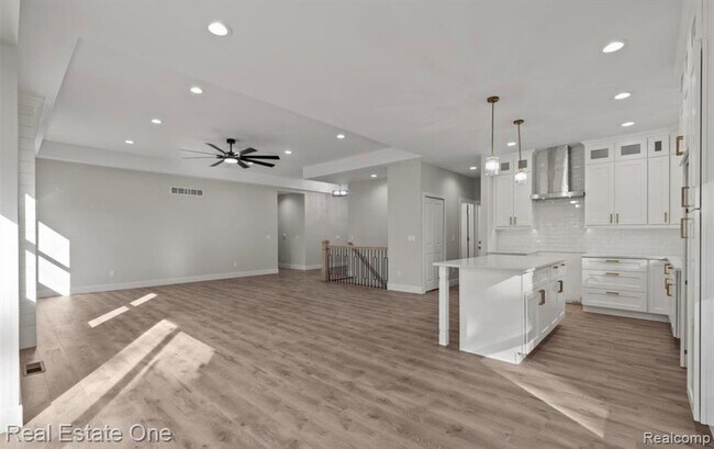 Building Photo - 5636 Paris St