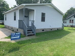 Building Photo - Quaint home located in City Limits