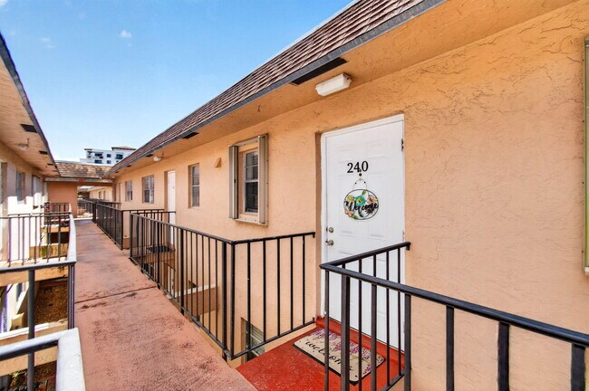 Building Photo - 600 SW 2nd Ave