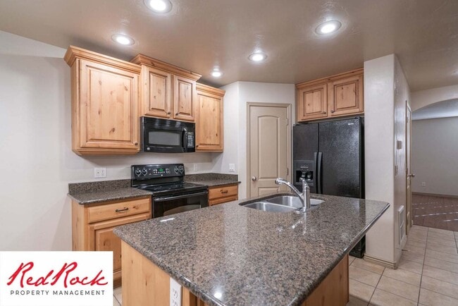 Building Photo - Beautiful 3 bedroom, 2.5 bathroom Townhome...
