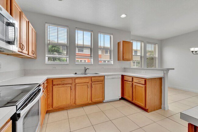 Building Photo - 4 BEDROOMS 3.5 BATHROOMS!! GATED COMMUNITY