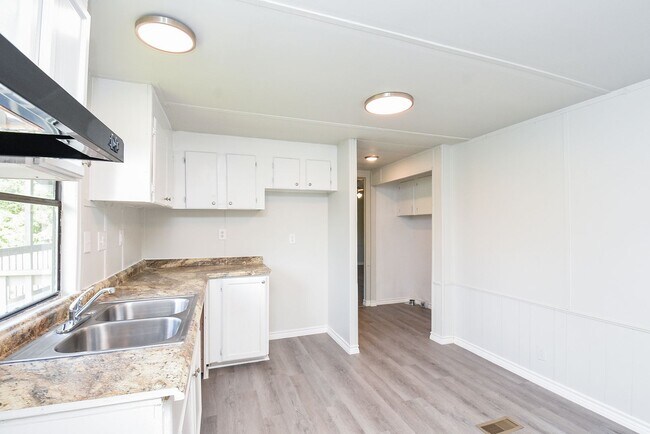 Building Photo - Cozy Roy Harris Loop mobile home