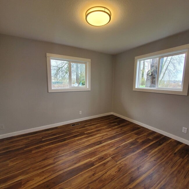 Building Photo - Pet Friendly Single level, 3 bed: 2 bath home with an open yard area and 2 car garage