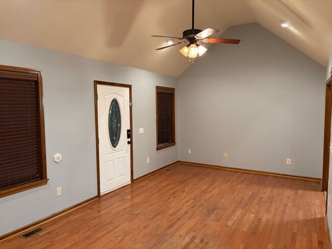 Building Photo - 3BR/2BA Home in Oak Subdivision Featuring a Large Backyard