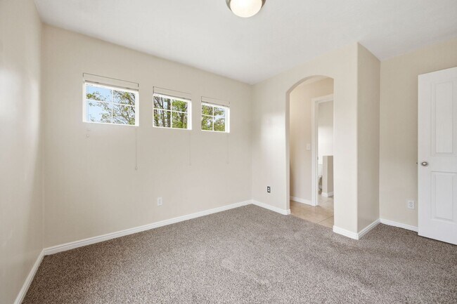 Building Photo - Spacious South Ogden Townhome w/ Garage