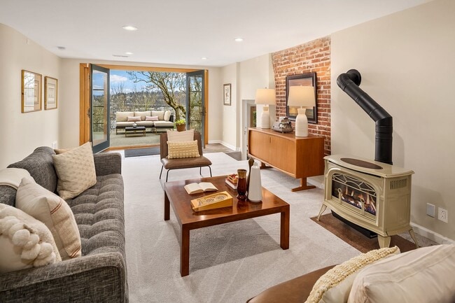 Building Photo - Queen Anne Home