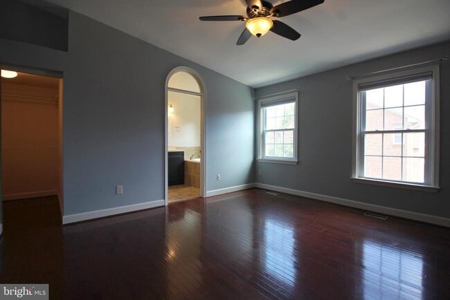 Building Photo - 8027 Merry Oaks Ct