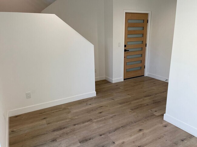 Building Photo - ALL DECEMBER & JANUARY FREE! Spacious 3 Bedroom 3.5 Bath + Den in Prime Thai Town Location!