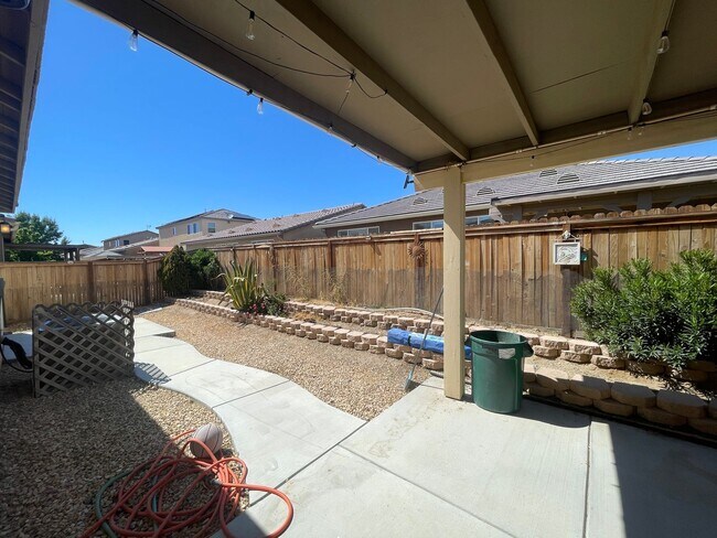 Building Photo - Rosamond 4 Bedroom + 2.5 Bathroom