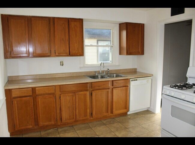 Kitchen - 2716 Duluth St