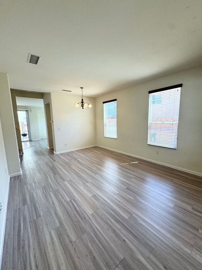 Building Photo - THREE BEDROOM TWO AND A HALF BATH POOL USE SEE VIDEO