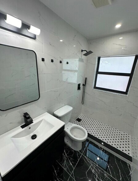 Building Photo - 122 SW 12th Ave