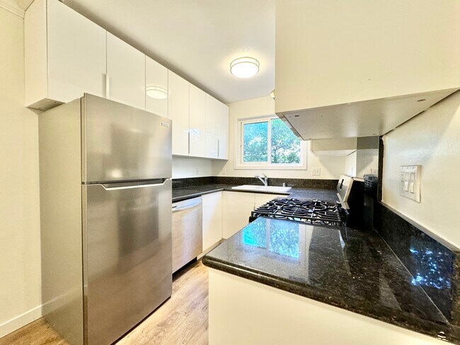 Building Photo - 14041 Moorpark St