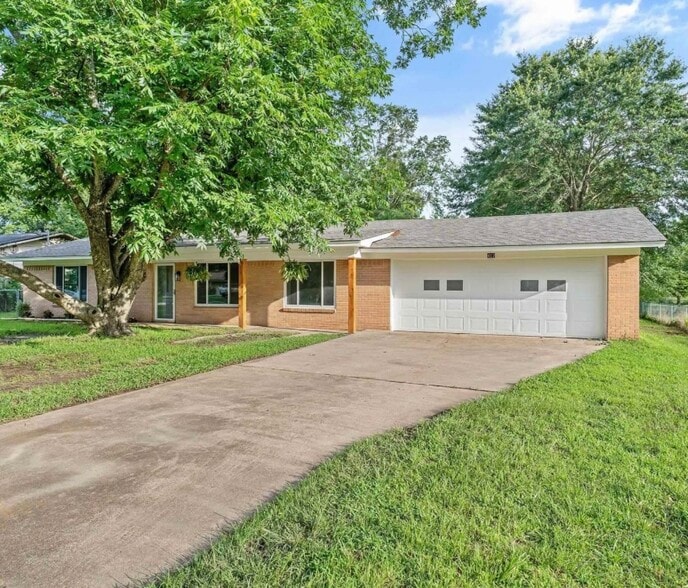 Building Photo - 417 Polly St