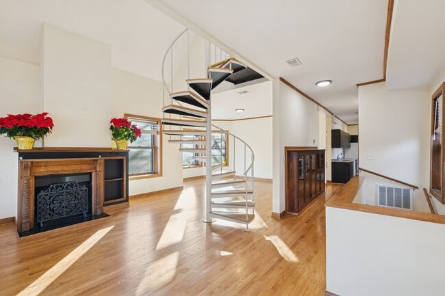 Building Photo - 5202 N Lakewood Ave