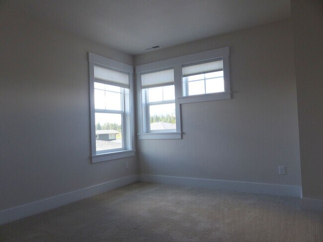 Building Photo - Beautiful 3 Bed/2.5 Bath Home in NW Bend - Fields Street