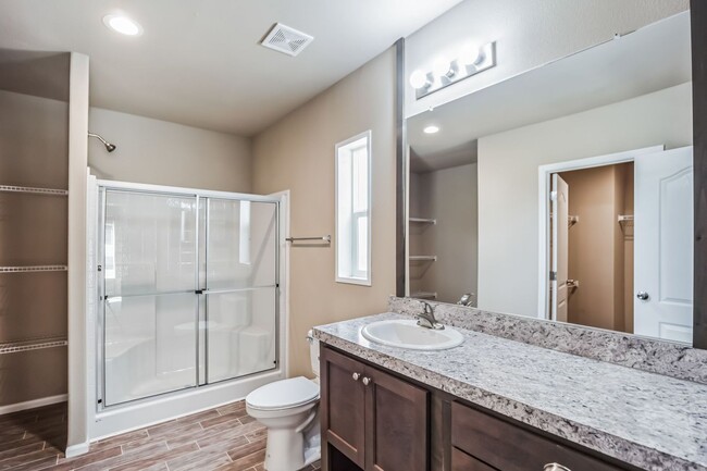 Building Photo - 1/2 off first month's rent and free Samsun...