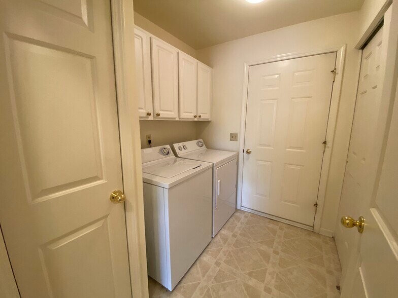 In-Unit Laundry - 1075 Alameda Blvd