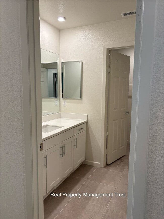 Building Photo - Meticulously Cared for Condo for Rent