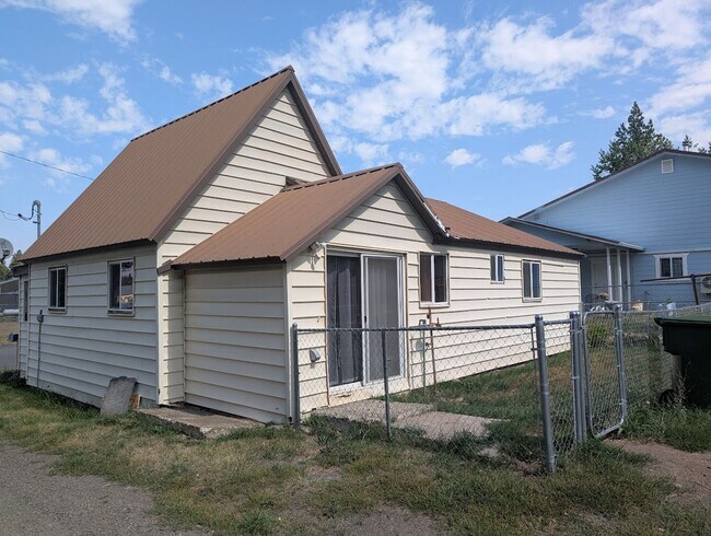 Building Photo - 2 Bedroom 1 Bath Winchester House - Walking Distance to the Lake!