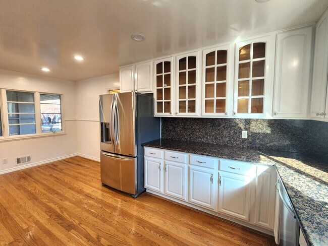 Building Photo - Charming Single Family Home Located in Sou...