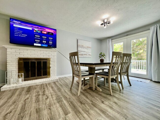 Building Photo - 6631 Pin Oak Ct