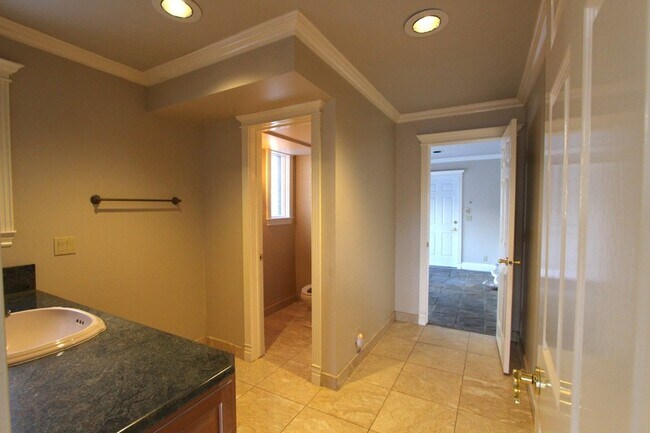 Building Photo - 3333 Deer Hollow Dr